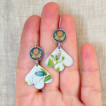 Load image into Gallery viewer, Tiny Flowery Trefoil Earrings
