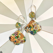 Load image into Gallery viewer, Allover Flowers Trefoil Earrings