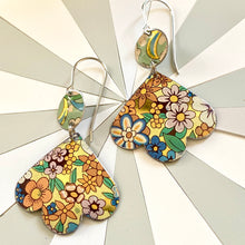 Load image into Gallery viewer, Allover Flowers Trefoil Earrings