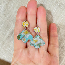 Load image into Gallery viewer, White Flowers Tiny Trefoil Earrings