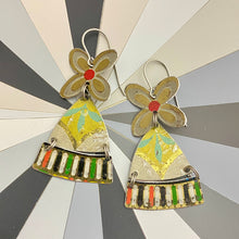 Load image into Gallery viewer, Vintage Gold Flower Earrings