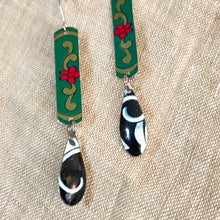 Load image into Gallery viewer, Narrow Green Edge Earrings