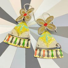 Load image into Gallery viewer, Vintage Gold Flower Earrings