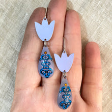 Load image into Gallery viewer, Lavender Tulip Earrings