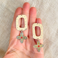Load image into Gallery viewer, Mod Ecru &amp; Flowers Tin Earrings
