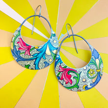 Load image into Gallery viewer, Florentine Pattern Crescent Circle Earrings