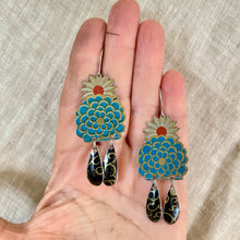 Load image into Gallery viewer, Vintage Stylized Flowers Chandelier Earrings