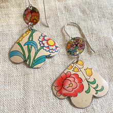Load image into Gallery viewer, Stylized Flowers Trefoil Earrings